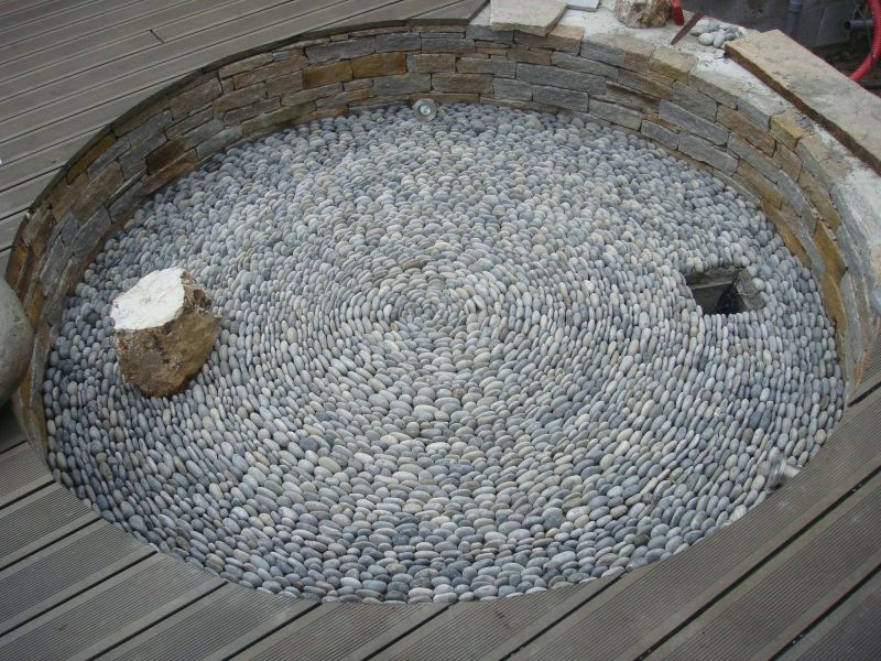 Paysagiste pour réalisation d'un bassin en pierres naturelles dans le Médoc