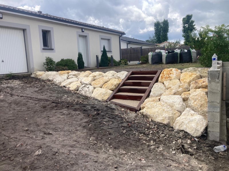 Aménagement de talus bâché à Latresne en Gironde par Demercy Paysages avec bâche résistante contre l’érosion naturelle