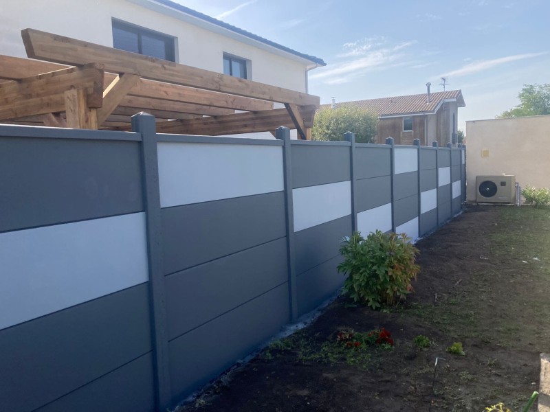 Clôture rigide avec habillage bois réalisée à Mérignac par Demercy Paysages pour un rendu esthétique et robuste