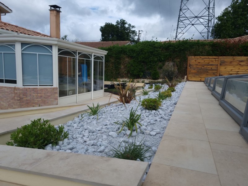 Création de massifs de fleurs et bordures métalliques au Taillan-Médoc