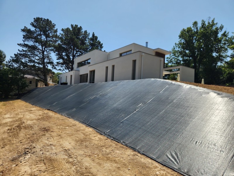 Aménagement de talus bâché, enrochement en pierre et talus planté à Arsac avec Demercy Paysages