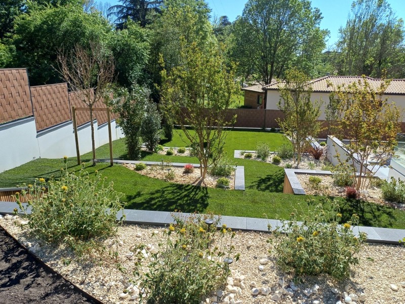 Pose de gazon en rouleaux par un paysagiste à Bouliac