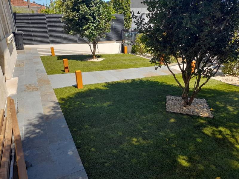 Aménagements des abords d'une piscine par un paysagiste à Arsac