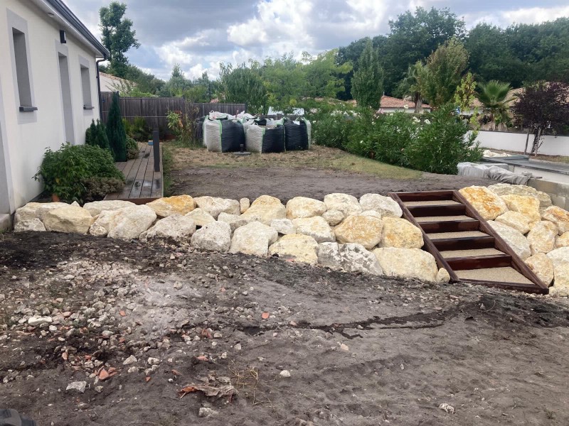 Enrochement paysager de talus réalisé à Latresne Gironde par Demercy Paysages spécialiste des terrains en pente