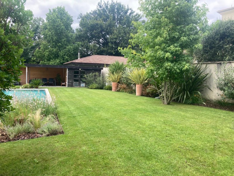 Paysagiste pour contrat annuel d’entretien de parc et jardin avec crédit d’impôt, idéal pour particuliers syndicats et copropriétés à Saint-Aubin-de-Médoc