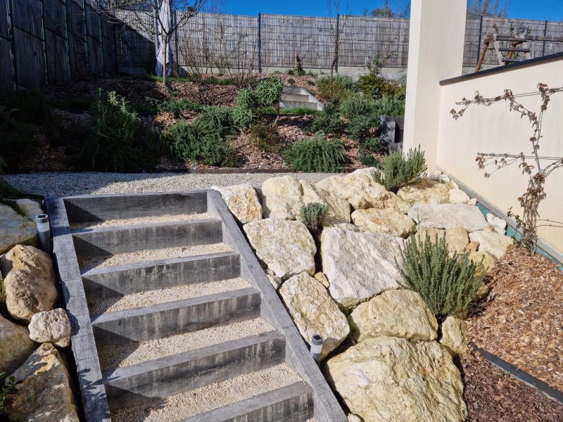 Escaliers extérieurs en traverses avec allée en calcaire et clôture à Latresne
