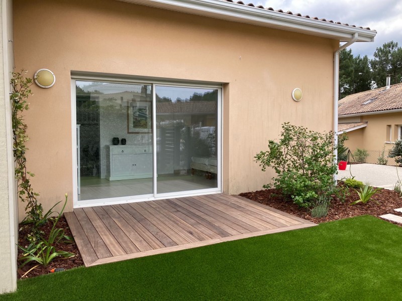 Réalisation de terrasse en bois exotique par un paysagiste à Saint Aubin de Médoc