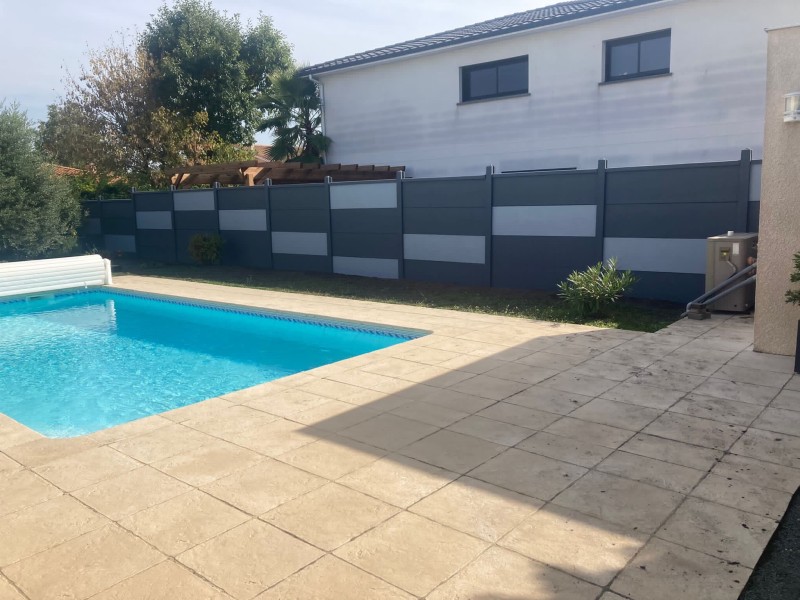 Rénovation de clôture, pose de clôture rigide, peinture des poteaux et habillage bois à Mérignac par Demercy Paysages