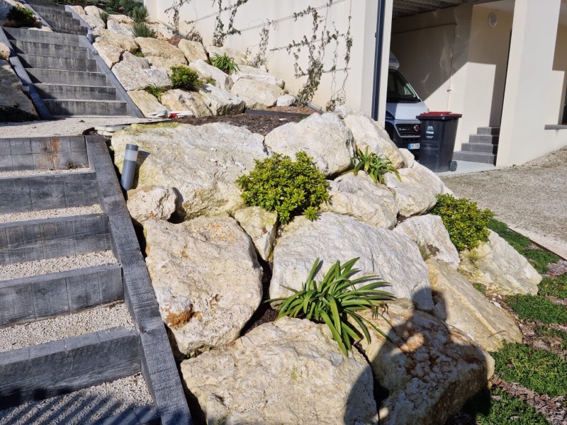 Escaliers extérieurs en traverses de bois à Latresne - Jardin structuré