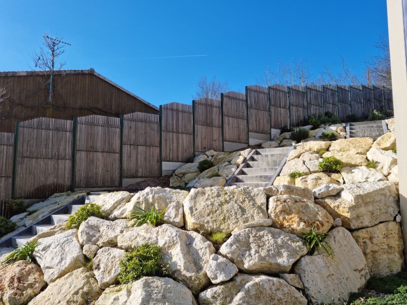 Aménagement de talus bâché, enrochement en pierre et talus planté à Arsac avec Demercy Paysages