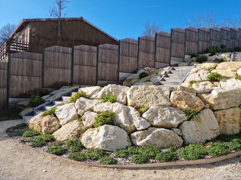 Enrochement pierre naturelle pour talus sécurisé à Latresne Gironde par Demercy Paysages spécialiste aménagement extérieur