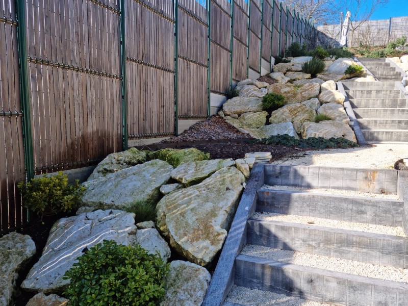 Plantation d’arbres et arbustes avec paillage en copeaux de bois à Latresne