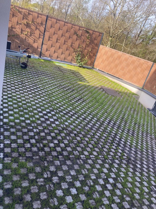 Parking en dalles alvéolées engazonnées à Latresnes