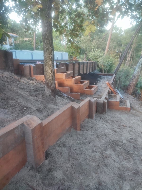 création d'un long mur en soutenement pour consolider un terrain à lacanau