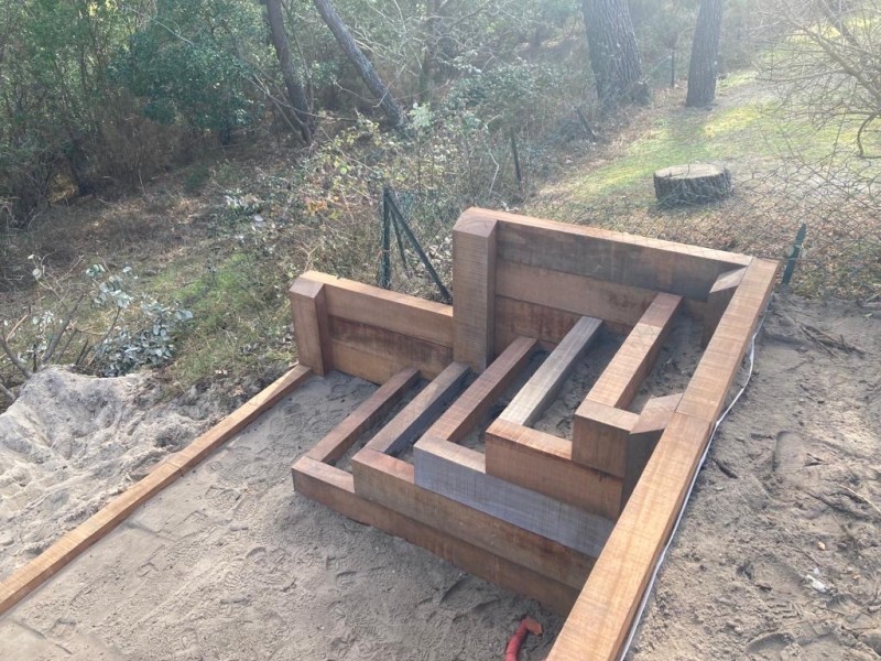 entreprise de paysagisme pour créer un mur en bois en escalier à lacanau