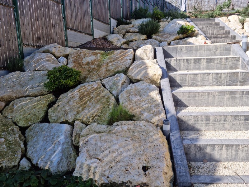 Aménagement de jardin en terrasses à Latresne avec escaliers en bois