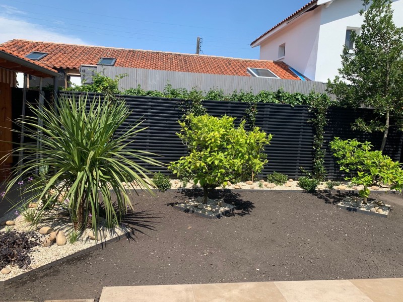 Rénovation de clôture, pose de clôture rigide, peinture des poteaux et habillage bois à Mérignac par Demercy Paysages