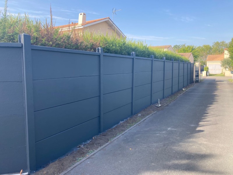 Chantier de rénovation de clôture à Mérignac Gironde avec installation rigide et finitions bois contemporaines