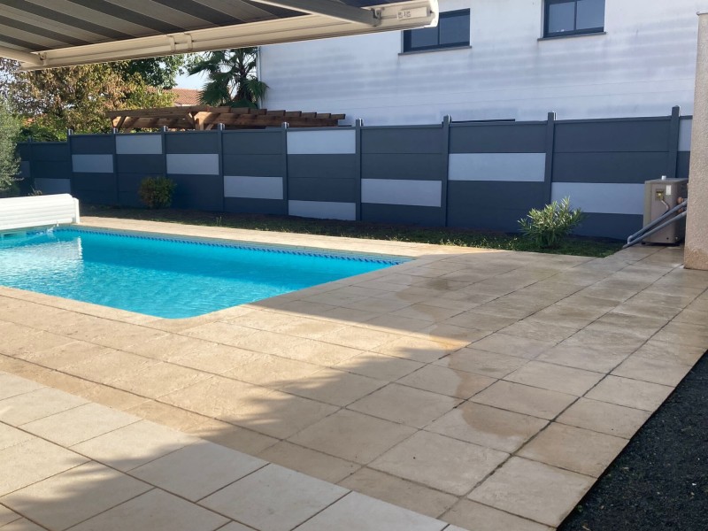 Vue d’une clôture rénovée à Mérignac Gironde par Demercy Paysages avec poteaux repeints et panneaux bois élégants