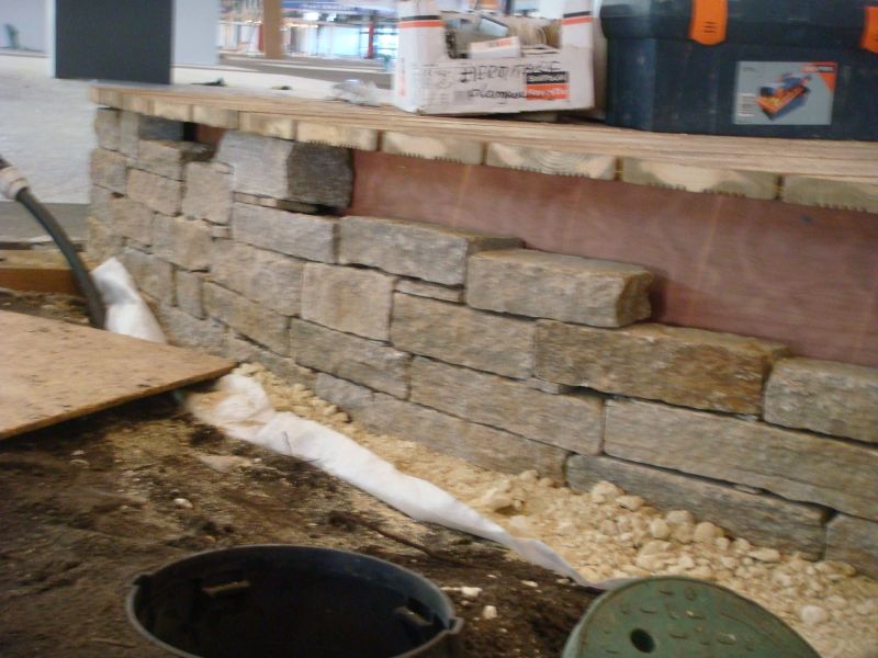 Paysagiste pour réalisation d'un mur en pierres sèches au Taillan Médoc