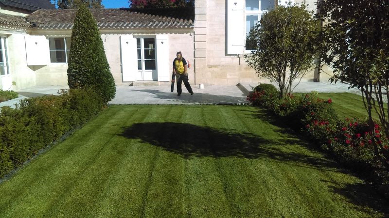 Paysagiste pour tonte de pelouses à Bordeaux