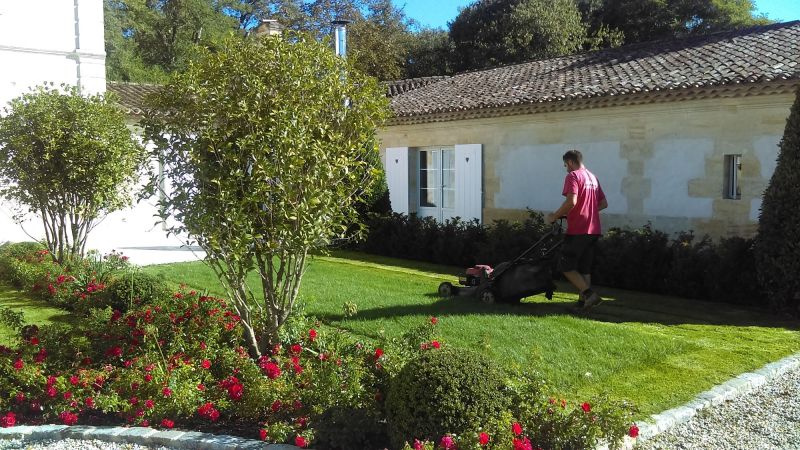 Paysagiste pour tonte de pelouses dans le Médoc