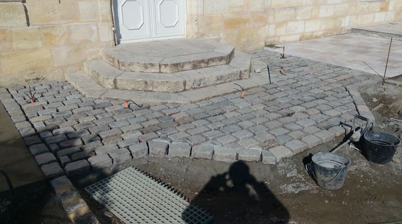 Réalisation de terrasses en pavés dans le Médoc