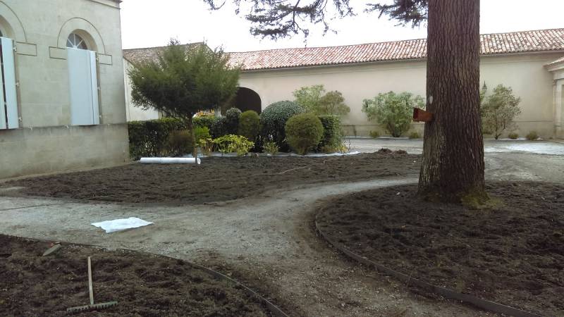 Pose de bordures métalliques par un paysagiste à Saint Médard en Jalle