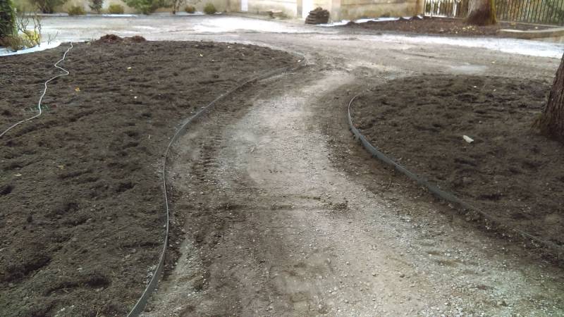Paysagiste pour pose de bordures en métal à Parempuyre