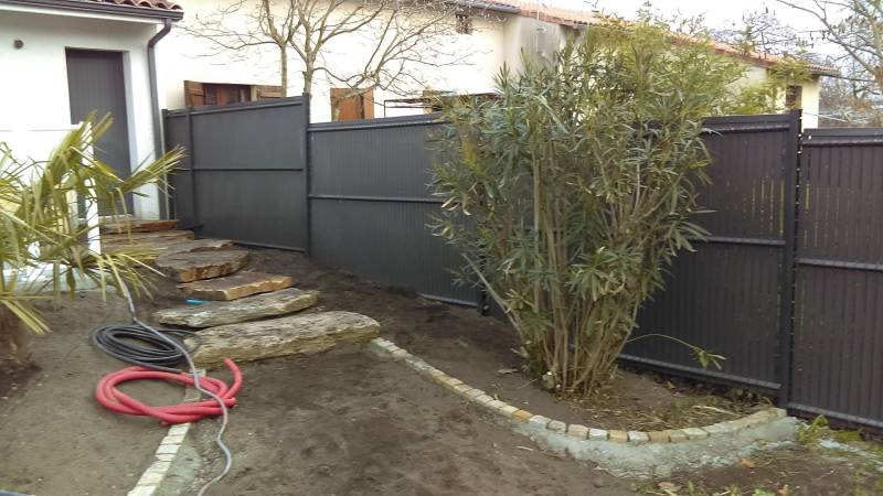 Pose de pavés en pierres par un paysagiste au Taillan Médoc