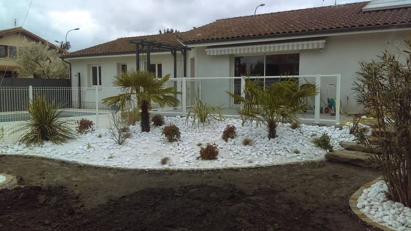 Paysagiste pour réalisation de massif méditerranéen à Blanquefort