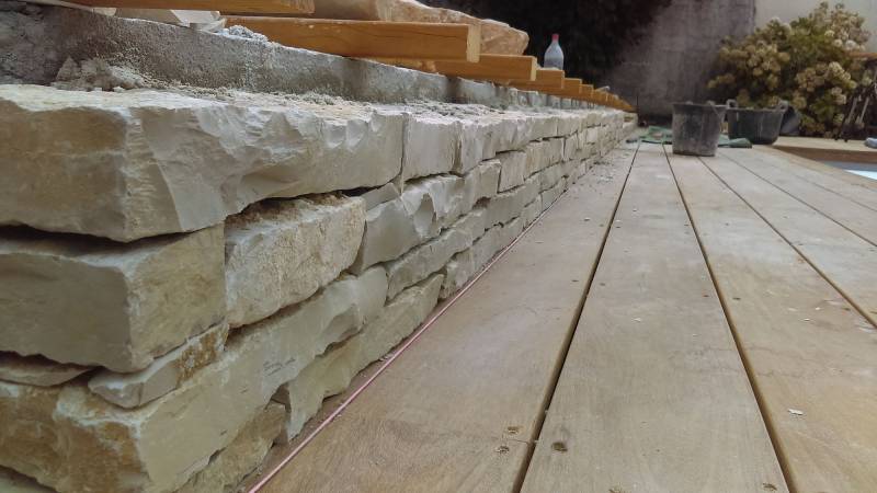 Réalisation d'un muret en pierres sèches par un paysagiste à Mérignc