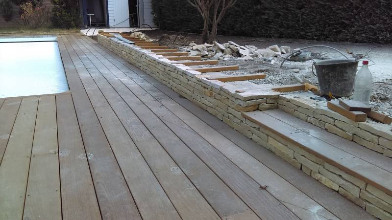 Réalisation d'un muret de soutènement en pierres au Taillan Médoc