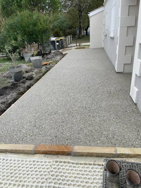 Réalisation de terrasse en béton lavé à Bouliac