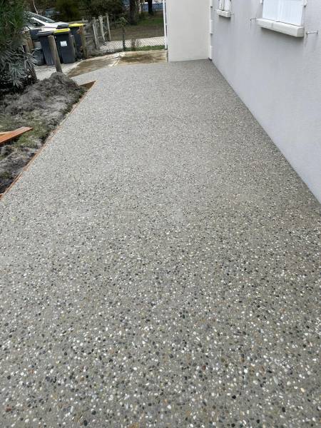 Paysagiste pour réalisation d'allée en béton désactivé à Tresses