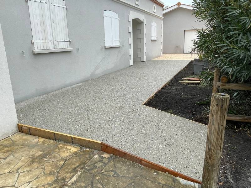 Terrasse en béton décoratif réalisée par un paysagiste à Bouliac