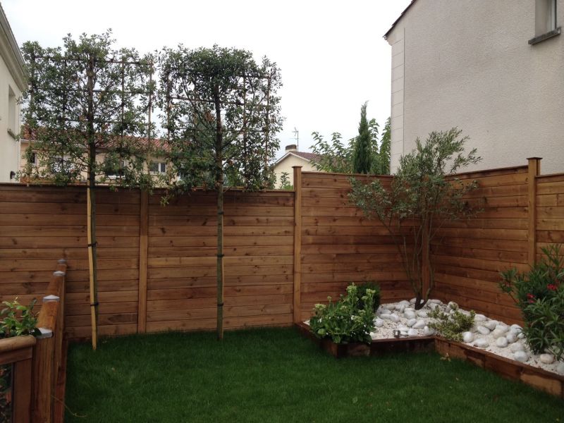 Pose de clôture bois par un paysagiste dans le Médoc