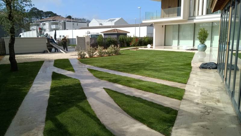 Pose de gazon en plaques à Saint-Médard-en-Jalles : une pelouse parfaite en toute saison