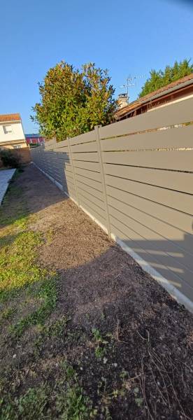 Installation de clôture alu à Blanquefort : ajourée, pleine ou à persiennes sur muret existant