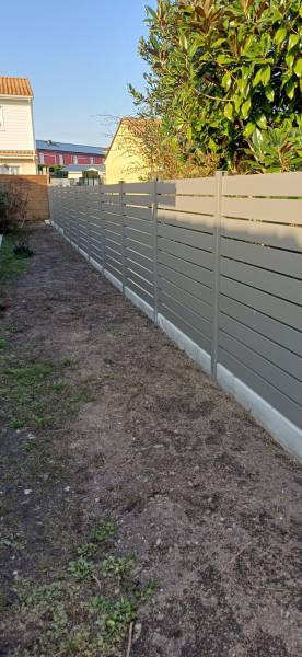 Installation de clôture alu à Blanquefort : ajourée, pleine ou à persiennes sur muret existant