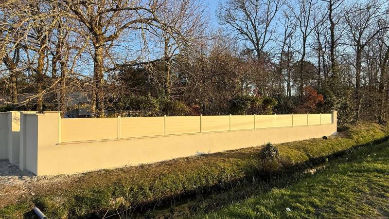 Installation de clôture alu à Blanquefort : ajourée, pleine ou à persiennes sur muret existant