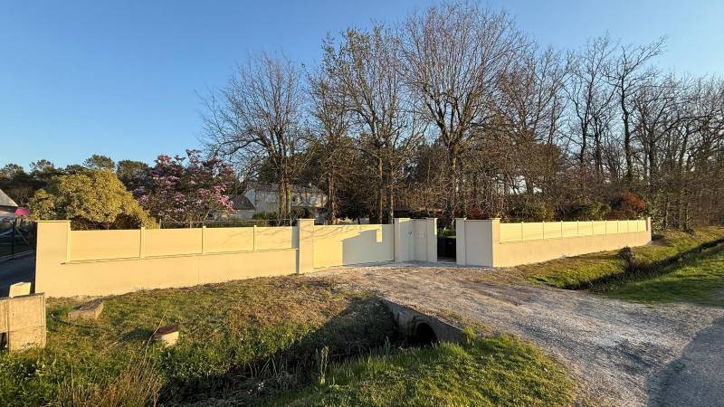Installation de clôture alu à Blanquefort : ajourée, pleine ou à persiennes sur muret existant