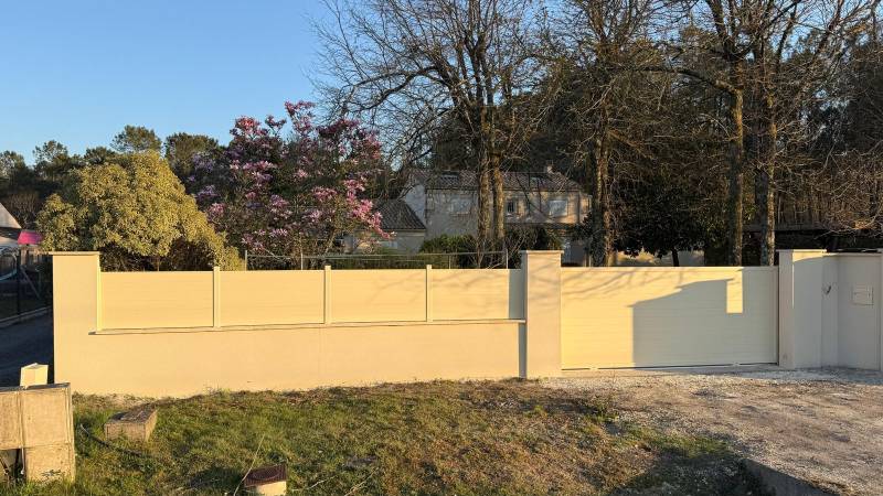Installation de clôture alu à Blanquefort : ajourée, pleine ou à persiennes sur muret existant
