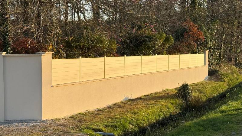 Installation de clôture alu à Blanquefort : ajourée, pleine ou à persiennes sur muret existant