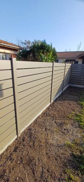 Installation de clôture alu à Blanquefort : ajourée, pleine ou à persiennes sur muret existant