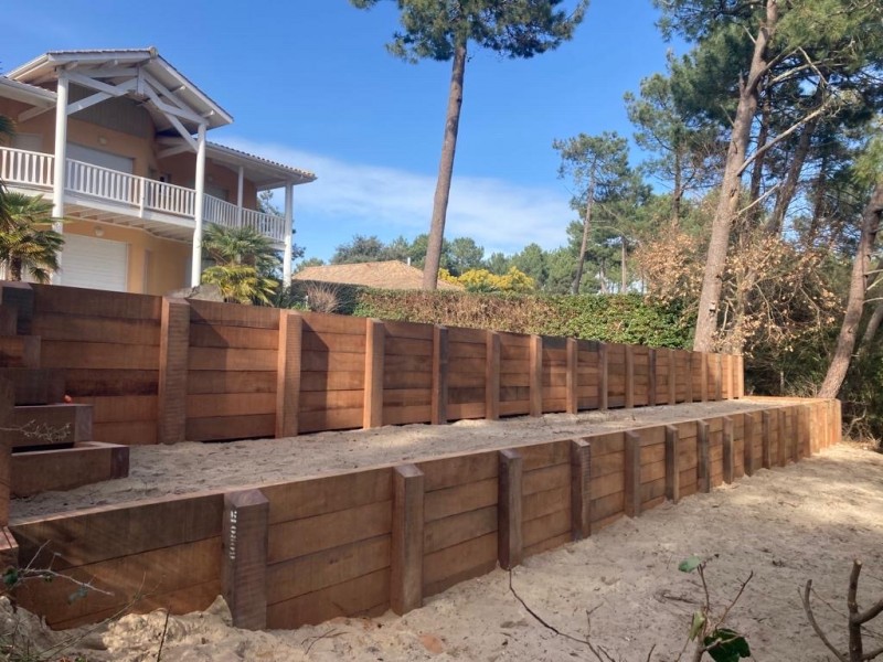 création d'un mur de soutenement en bois en forme d'escalier par un paysagiste à lacanau