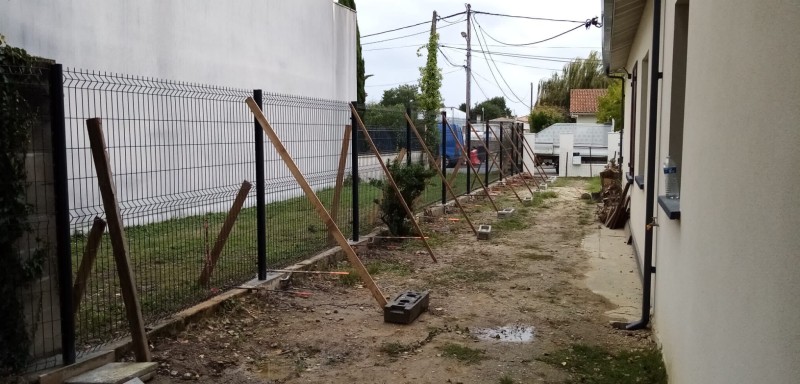 Rénovation de clôture, pose de clôture rigide, peinture des poteaux et habillage bois à Mérignac par Demercy Paysages