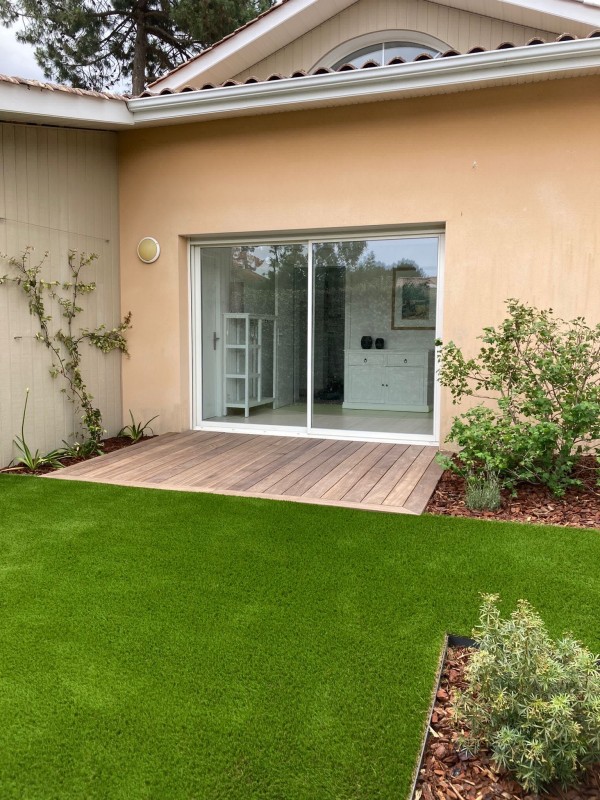 Pose de terrasse en bois exotique par un paysagiste à Bouliac
