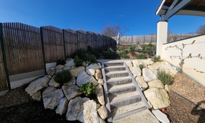 Projet d’aménagement avec escaliers, engazonnement et clôture à Latresne