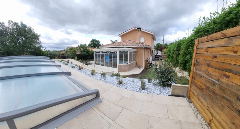 Terrasse en grès cérame et aménagement avec galets décoratifs au Taillan-Médoc
